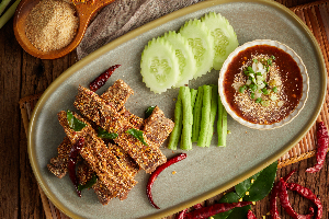 Nue Klook Foon เนื้อคลุกฝุ่น
