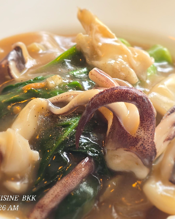 ราดหน้า คะน้าฮ่องกง ปลาหมึก