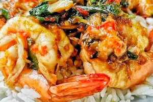 ข้าวกะเพรากุ้ง