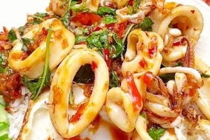 ข้าวกะเพราปลาหมึก