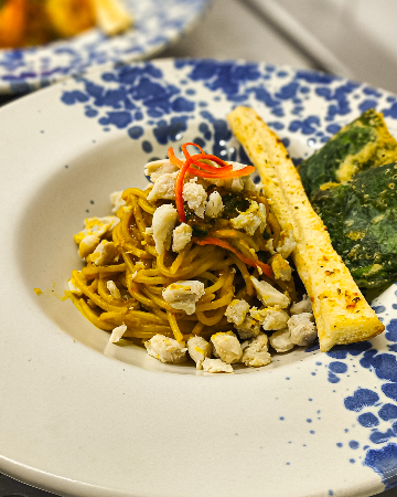 SPAGHETTI WITH CRAB CURRY AND CHA-PLU LEAVES / สปาเก็ตตี้แกงปูใบชะพลู