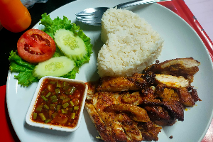 ข้าวไก่ยางน้ำจิ้มแจ๋ว