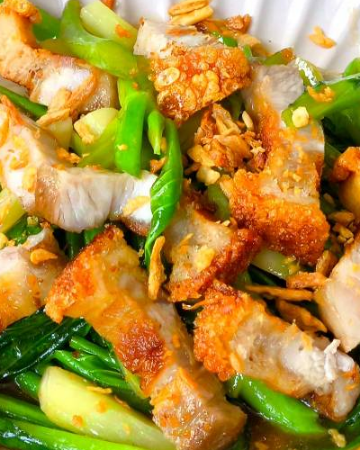 คะน้าหมูกรอบ