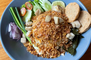 ข้าวผัดไข่น้ำพริกกากหมู