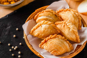 กะหรี่พัฟใส้ไก่ สูตรมันม่วง