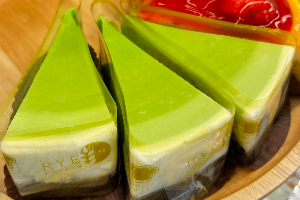 เลเยอร์ชีสพายชาเขียว 1 ชิ้น