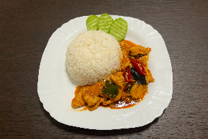 Gai Pad Prik Gaeng with Rice (გაი პად პრიკ გაენგი ბრინჯით)