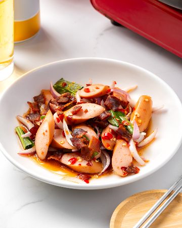 ยำไส้กรอกเบค่อนกรุบ