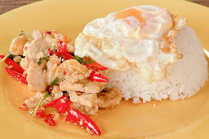 ผัดกระเพรากรอบไก่ ไข่ดาว / Rice with Stir-fried chicken with basil and fried egg