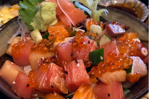 ข้าวหน้าปลาดิบรวมหั่นเต๋าซอสสึเกะ Tsuke Sauce Diced Assorted Sashimi Donburi