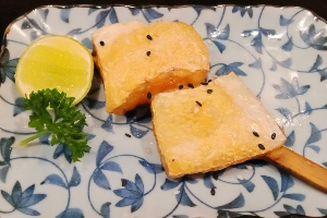 ท้องแซลมอนย่าง (ไม้ละ) Grilled Salmon Belly (per skewer)