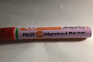 ไวท์บอท์สีเเดง