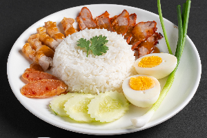 S03 ข้าวหมูแดง หมูกรอบ ธรรมดา