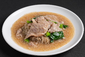 S10 ราดหน้าหมูหมักเส้นหมี่กรอบ