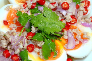 S15 ข้าวราดยำไข่ต้มยางมะตูม