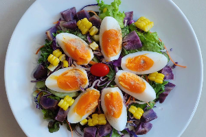 สลัดมันม่วงไข่ต้ม (Purple Sweet Potato Salad)