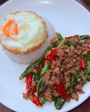 ข้าวคะน้าหมูสับไข่ดาว / Stir-fried pork with kale + Rice + Egg