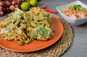 ยําผักบุ้งกรอบ