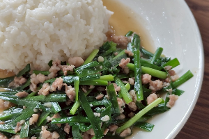 ผัดกุยช่ายหมูสับ