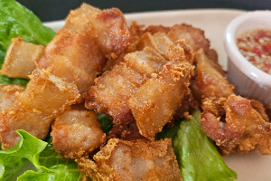 สามชั้นทอดน้ำปลา