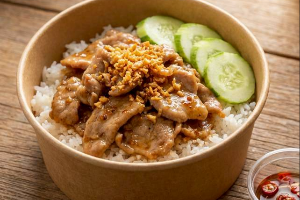 ผัดกระเทียมราดข้าว