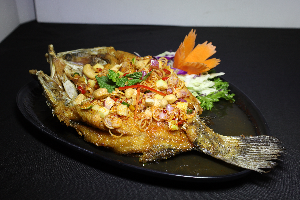 ปลากระพงทอดสมุนไพร