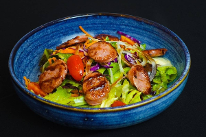 สลัดผักรวมกับไส้กรอกอิตาเลียน / Grilled Italian Sausage Salad