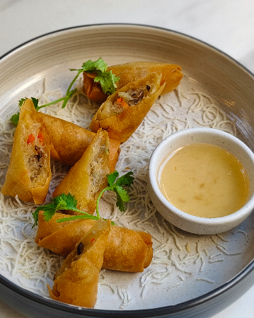 DEEP-FRIED VEGETABLE SPRING ROLLS / ปอเปี๊ยะผักทอด 