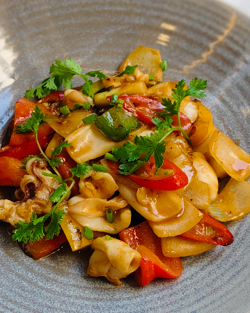 STIR-FRIED SQUID WITH SALTED EGG SAUCE / หมึกผัดไข่เค็ม