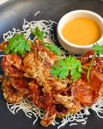DEEP-FRIED SOFT-SHELL CRAB WITH SALTED EGG MAYONNAISE SAUCE / ปูนิ่มทอดกับซอสไข่เค็มมาโย