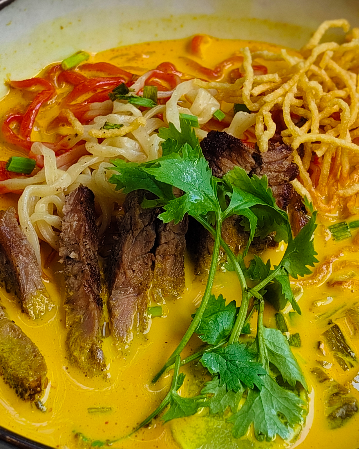 NORTHERN THAI CURRY NOODLES WITH BEEF / ข้าวซอยเนื้อ
