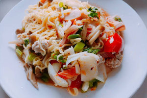 ยำมาม่า ทะเล (กุ้งและปลาหมึก)