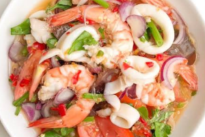 ยำทะเล กุ้งและปลาหมึก