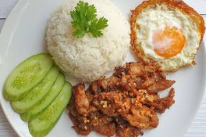 ข้าวหมูทอดกระเทียม