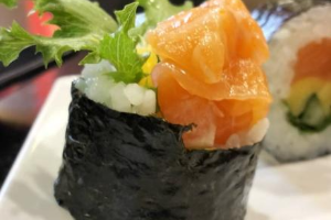 ซูชิสลัดโรลแซลมอน (4 คำ:ชุด)