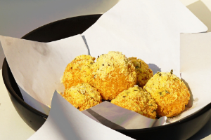 ชีสบอลคลุกผงชีส