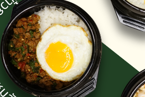 ข้าวกะเพราหม้อดินหมูสับ