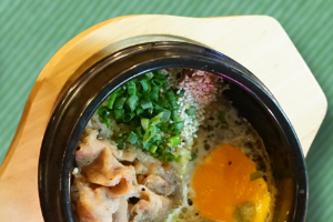 ข้าวผัดกระเทียมหม้อดินหมูสไลด์