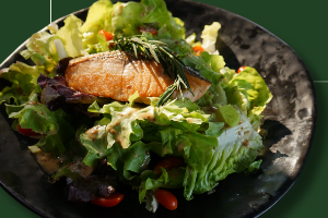 สลัดผักแซลม่อนย่าง น้ำสลัดงา