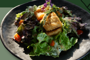 สลัดผักปลากระพงทอด