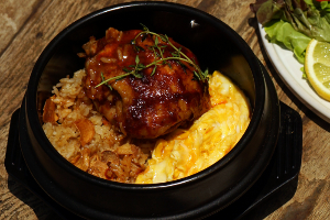 ข้าวอบกระเทียมไก่อบบาร์บีคิว