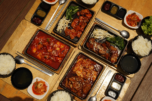 ข้าวหน้าเนื้อบูลโกกิกระทะร้อน