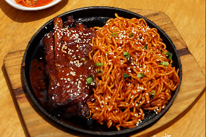 มาม่าซี่โครงหมูกระทะร้อน