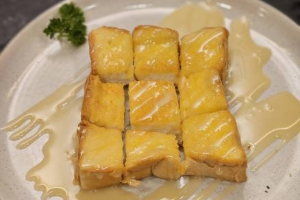 ขนมปังปิ้งราดนมข้น
