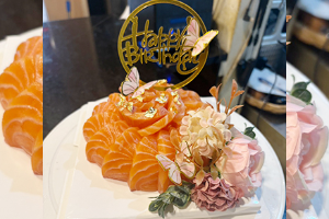 เค้กแซลมอนพร้อมช่อดอกไม้ ขนาด 1.5 ปอนด์