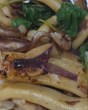 กะเพราปลาหมึกราดข้าว