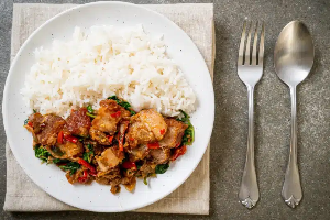 ข้าวกะเพราหมูกรอบ ဝက်သားသုံးထပ်သားအကြွပ် ကပ္ပောင်းထမင်း