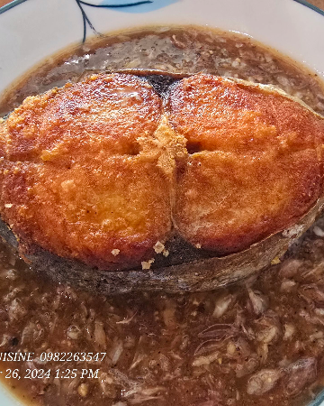 ปลาอินทรีย์ทอด ซอสกระเทียม