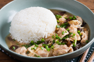 หมูผัดขิงราดข้าว ဝက်သား ချင်းကြော်ထမင်း