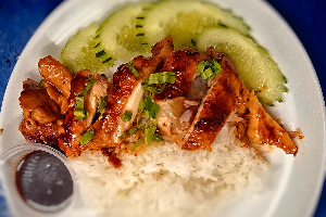 ข้าวไก่ทอดน้ำจิ้มแจ่ว